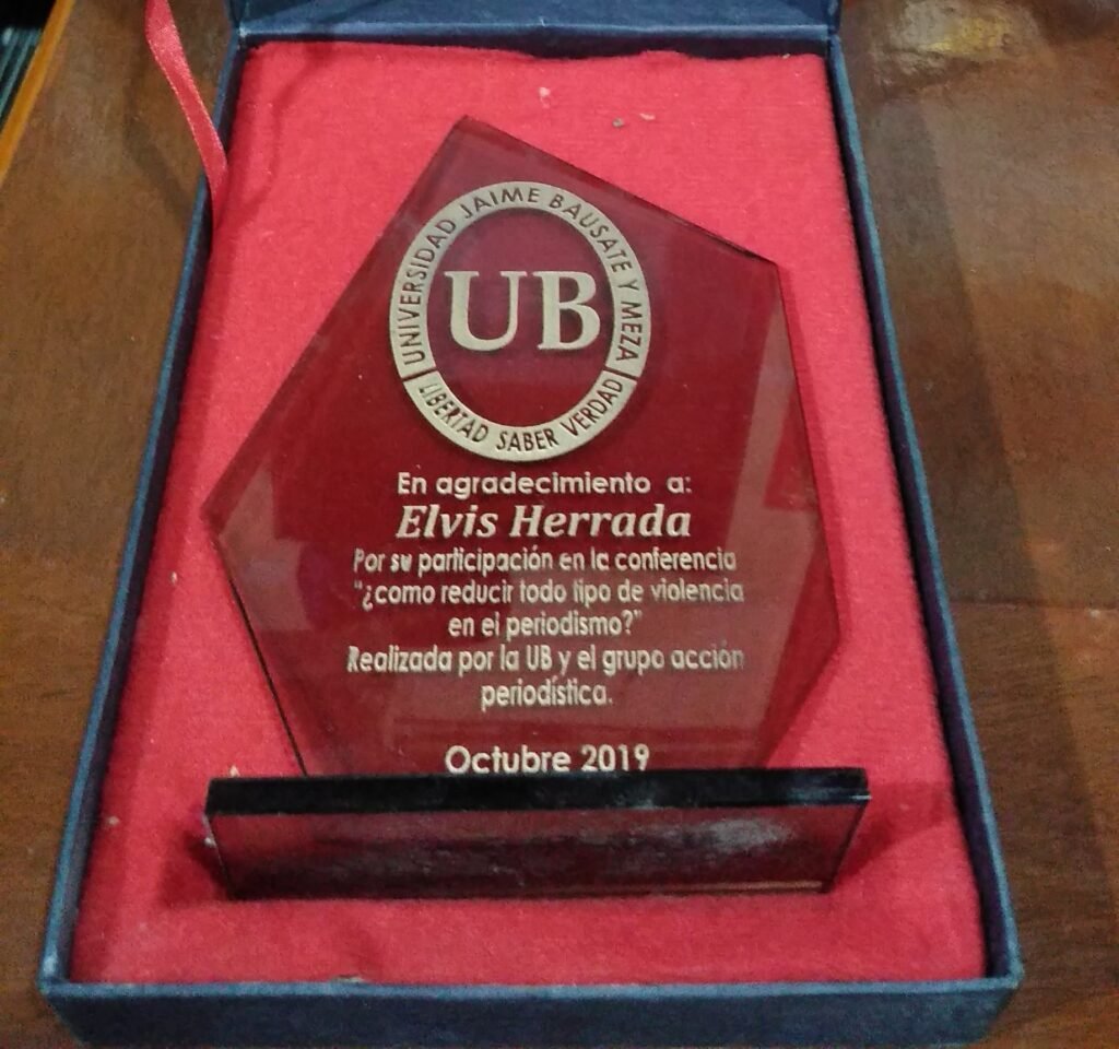reconocimiento de la universidad de periodismo jaime bausate y meza