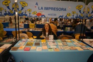 🤖🌊 LA REVOLUCIÓN DE LA RISOGRAFÍA CON AMANDA HERNÁNDEZ Y «LA IMPRESORA» 🎨📚✨