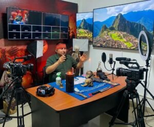 🤖🔮 SANA DESDE HOME: MAESTRO CHUNGA LLEVA MAGIA DE LAS HUARINGAS AL MUNDO CON SUS MESADAS VIRTUALES! 🇵🇪✨